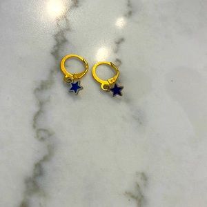 I am selling gold earrings